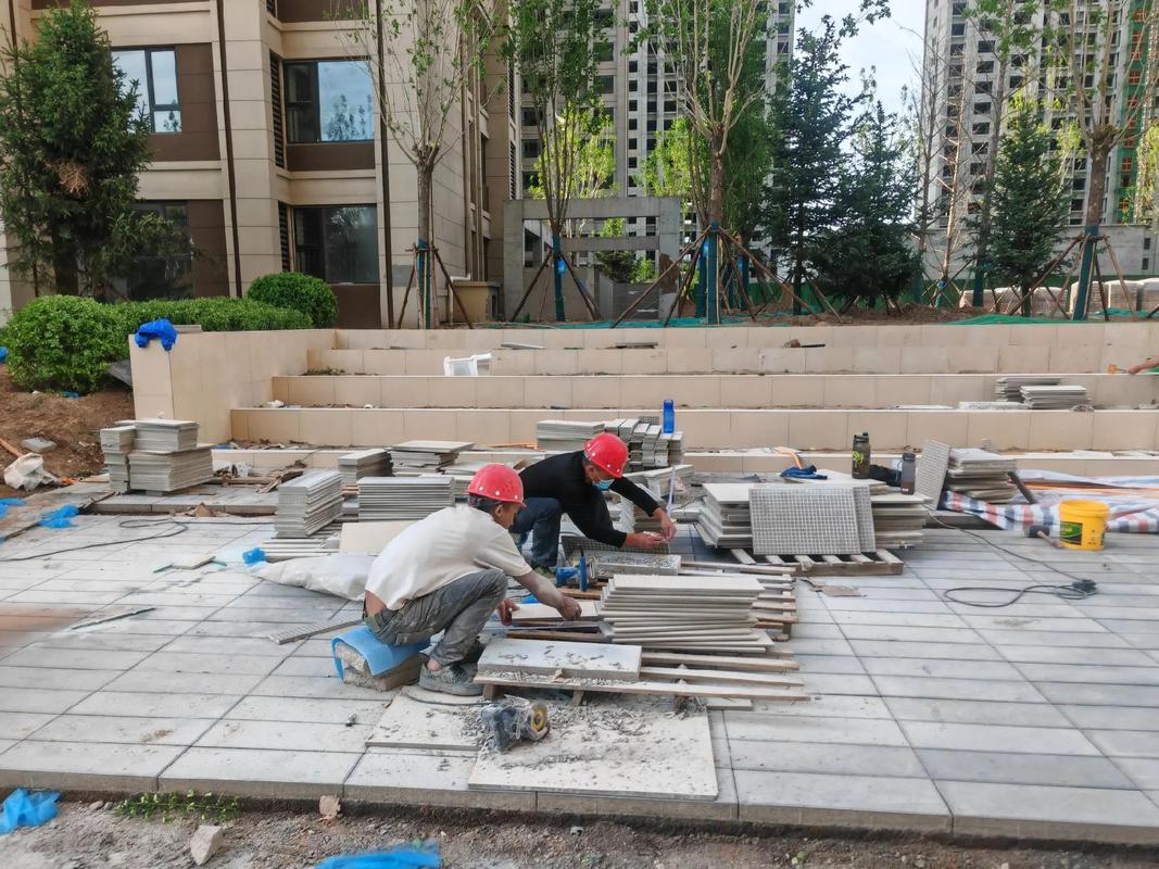 天潤(rùn)一期園林綠化工程啟動(dòng)，樹(shù)木入場(chǎng)與鋪磚同步推進(jìn)